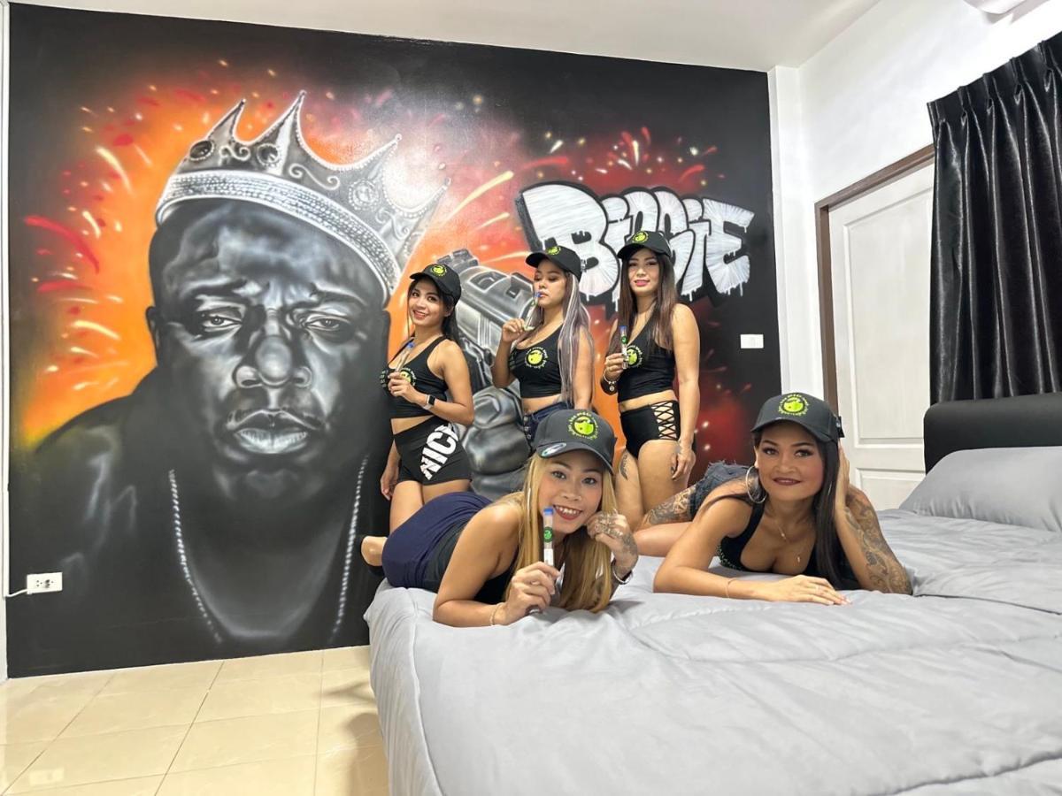 Bonkers Guesthouse Патая Екстериор снимка